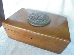Big wood box with central medal of Pisanello Opus Pisani Pictoris for tabacco or jewels or desk table Original 1950s