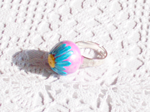 Adjustable ring with flower daisy made with polymer clay pink and blue