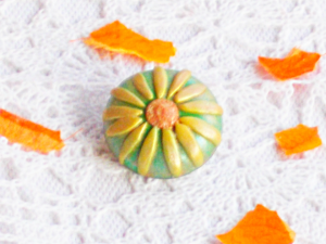 Brooch with flower daisy yellow and green made with polymer clay