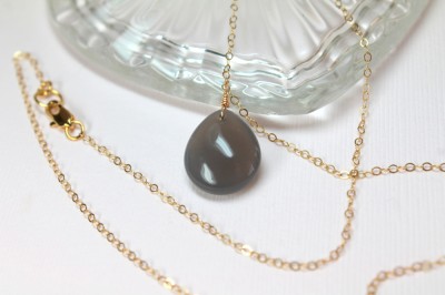 IMG_1945-gray-chalcedony-gold-necklace