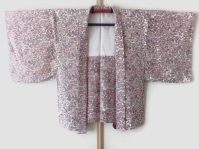 Vintage_Off_White_Silk_Haori_Japanese_Kimono_Jacket_with_Floral_Japanese_Scenery_Motif_1