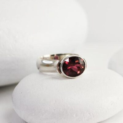 Horizontal-gemstone-ring