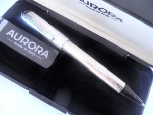 AURORA AURETTA CLUB fountain pen in steel Made in Italy Original in gift box ° Cap and barrel in steel ° On the cap with written “Auretta”. ° Pen working with chartridges, tested, working